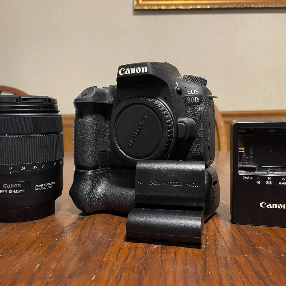 Canon 90D, Efs 18-135mm, 2 batteries, battery grip, charger